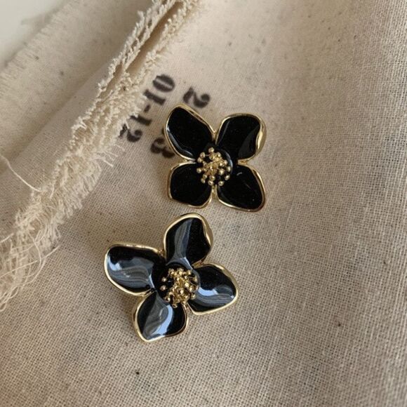 Anthropologie Jewelry - Black flower stud earrings N328